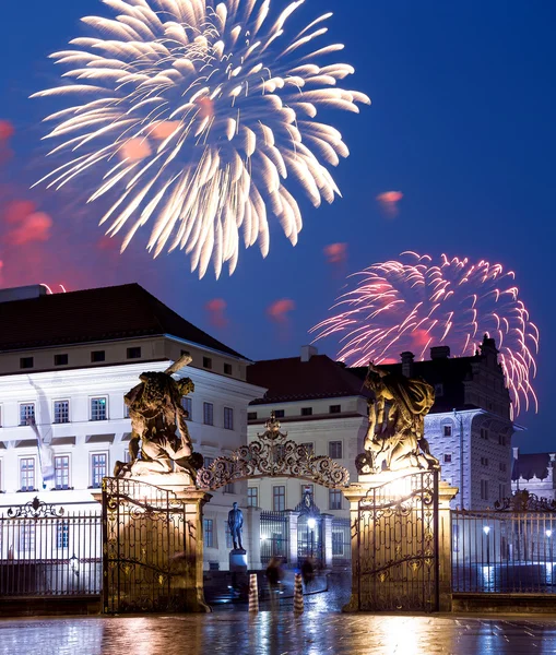 Matthias kapıda Hradcany Castle Prag'da gece ve tatil havai fişek, Çek Cumhuriyeti — Stok fotoğraf