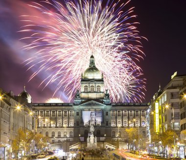 Wenceslas Meydanı'na ve tatil havai fişek New Town, Prague, Çek Cumhuriyeti için gece görünümü
