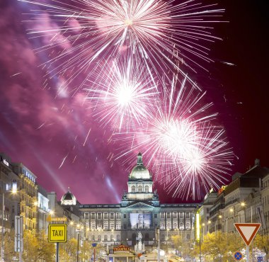 Wenceslas Meydanı'na ve tatil havai fişek New Town, Prague, Çek Cumhuriyeti için gece görünümü