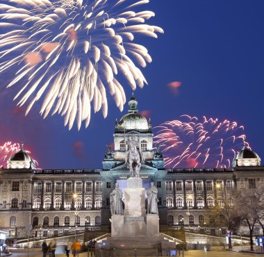 Wenceslas Meydanı'na ve tatil havai fişek New Town, Prague, Çek Cumhuriyeti için gece görünümü