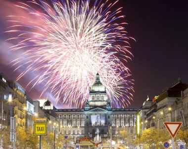 Wenceslas Meydanı'na ve tatil havai fişek New Town, Prague, Çek Cumhuriyeti için gece görünümü