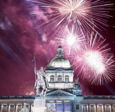 Wenceslas Meydanı'na ve tatil havai fişek New Town, Prague, Çek Cumhuriyeti için gece görünümü