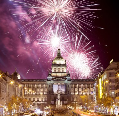 Wenceslas Meydanı'na ve tatil havai fişek New Town, Prague, Çek Cumhuriyeti için gece görünümü