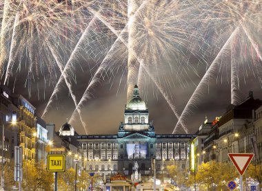 Wenceslas Meydanı'na ve tatil havai fişek New Town, Prague, Çek Cumhuriyeti için gece görünümü