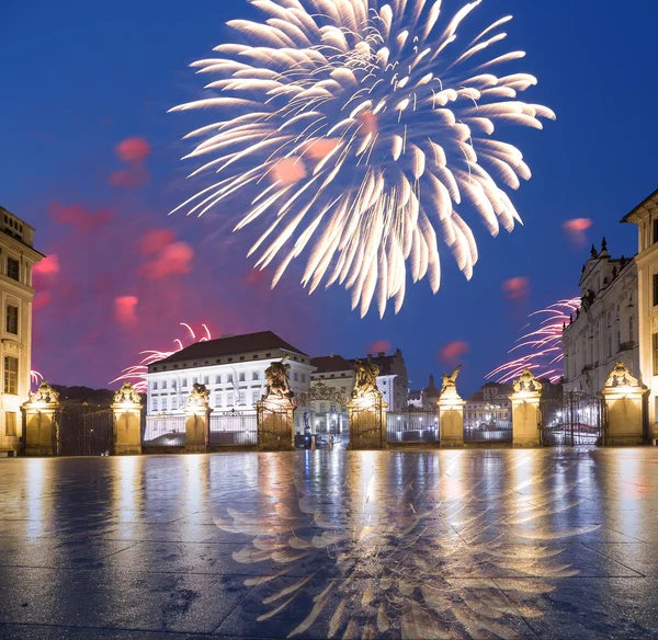 Vista del edificio del Presidente de la República en Praga (Vista nocturna) y fuegos artificiales, República Checa —  Fotos de Stock