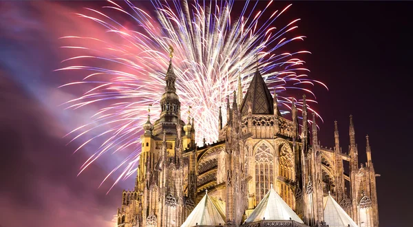 St. Vitus Cathedral (Katedra rzymsko-katolicka) i wakacje fajerwerki, Praga, Republika Czeska — Zdjęcie stockowe
