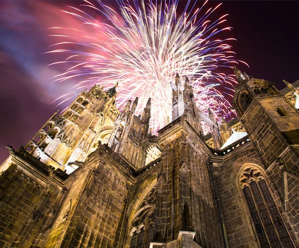 Catedral de São Vito (catedral católica romana) e fogos de artifício de férias, Praga, República Checa — Fotografia de Stock