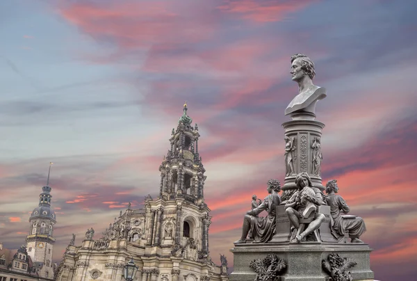 Escultura no Terraço Bruhl e Hofkirche ou Catedral da Santíssima Trindade - igreja barroca em Dresden, Sachsen, Alemanha — Fotografia de Stock