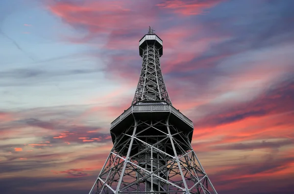 プロフィールペトリン タワー展望台 (1892)、エッフェル タワー、ペトシーンの丘公園、プラハ、チェコ共和国に似ています。 — ストック写真