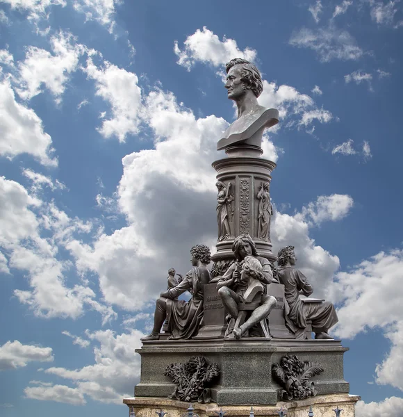 Escultura no Terraço Bruhl, um conjunto arquitetônico histórico em Dresden, Alemanha — Fotografia de Stock