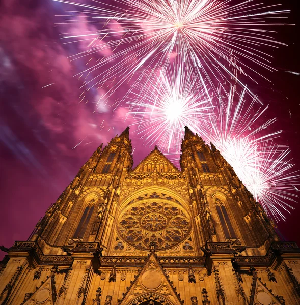 Catedral de San Vito (Catedral Católica Romana) y fuegos artificiales, Praga, República Checa — Foto de Stock