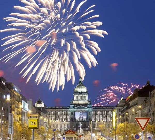 Vista noturna da Praça Venceslau e fogos de artifício de férias na Cidade Nova de Praga, República Checa — Fotografia de Stock