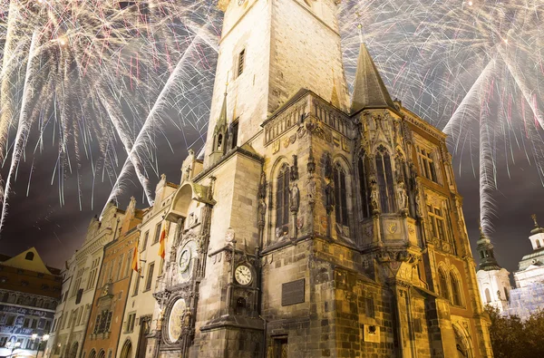 Ratuszem starego miasta w Pradze (nocny) i wakacje fajerwerki, zobacz od starego miasta, Republika Czeska — Zdjęcie stockowe