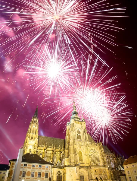 St. Vitus-Kathedrale (römisch-katholische Kathedrale) und Feiertagsfeuerwerk, Prag, Tschechische Republik — Stockfoto