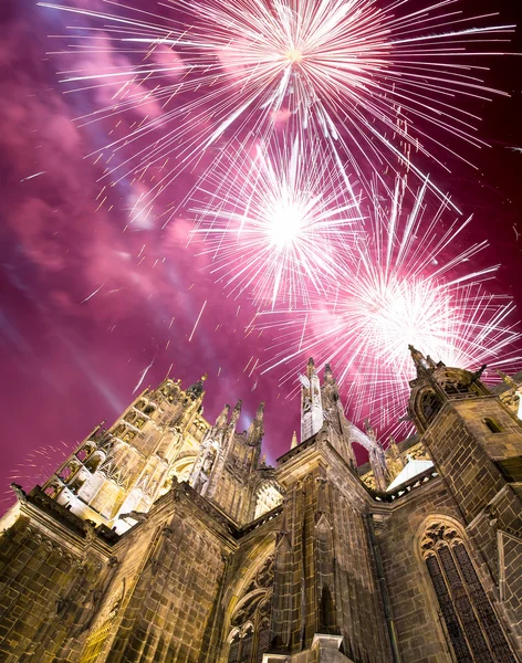 St. Vitus-Kathedrale (römisch-katholische Kathedrale) und Feiertagsfeuerwerk, Prag, Tschechische Republik — Stockfoto