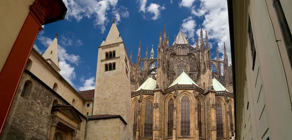 St. Vitus-katedralen (katolsk katedral) i Prags slott, Tjeckien — Stockfoto