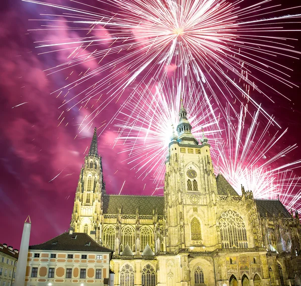 St. Vitus-Kathedrale (römisch-katholische Kathedrale) und Feiertagsfeuerwerk, Prag, Tschechische Republik — Stockfoto