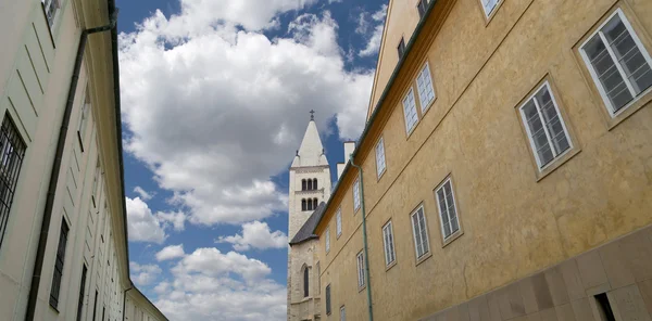 Bezienswaardigheden, in het Praagse kasteelcomplex, Tsjechië. Kasteel van Praag is de meest bezochte attractie in de stad — Stockfoto