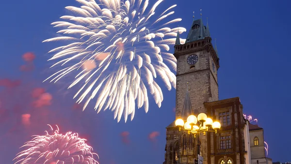 Altes Rathaus in Prag (Nachtsicht) und Feiertagsfeuerwerk, Blick vom Altstadtplatz, Tschechische Republik — Stockfoto