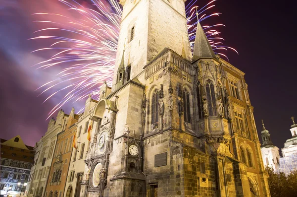 Altes Rathaus in Prag (Nachtsicht) und Feiertagsfeuerwerk, Blick vom Altstadtplatz, Tschechische Republik — Stockfoto