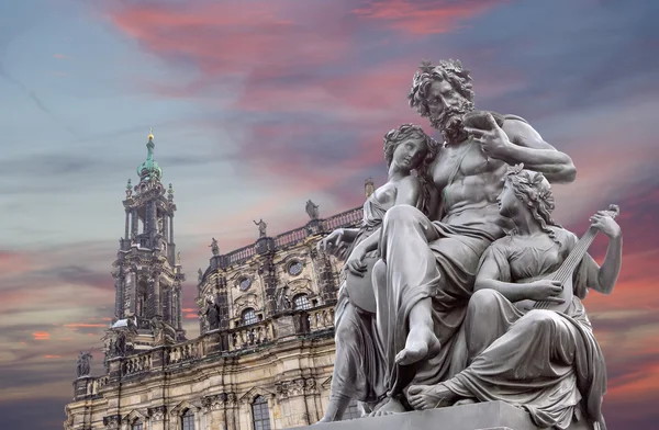 Sculptuur op de Bruhl terras en de Hofkirche of de kathedraal van de Heilige Drievuldigheid - barokke kerk in Dresden, Saksen, Duitsland — Stockfoto
