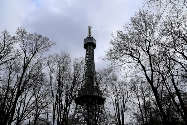 Petrin Lookout Tower (1892), resembling Eiffel tower, Petrin Hill Park, Prague, Czech Republic — Stock Photo, Image