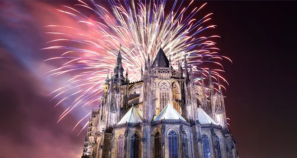 St. Vitus Cathedral (romersk-katolska katedralen) och holiday fyrverkerier, Prag, Tjeckien — Stockfoto