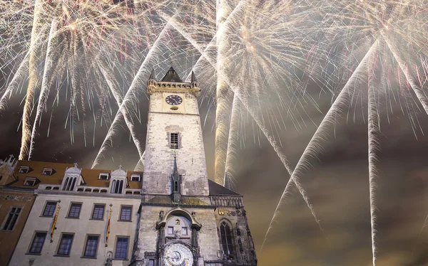 Altes Rathaus in Prag (Nachtsicht) und Feiertagsfeuerwerk, Blick vom Altstadtplatz, Tschechische Republik — Stockfoto