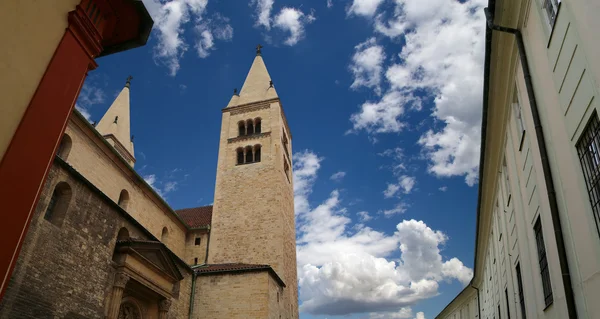 Lugares de interés, en el complejo del Castillo de Praga, República Checa. Castillo de Praga es la atracción más visitada de la ciudad — Foto de Stock