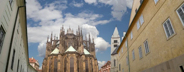 St. Vitus-katedralen (katolsk katedral) i Prags slott, Tjeckien — Stockfoto