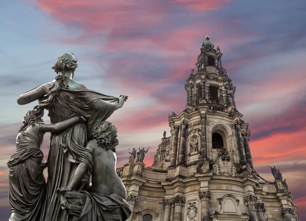 Escultura no Terraço Bruhl e Hofkirche ou Catedral da Santíssima Trindade - igreja barroca em Dresden, Sachsen, Alemanha — Fotografia de Stock