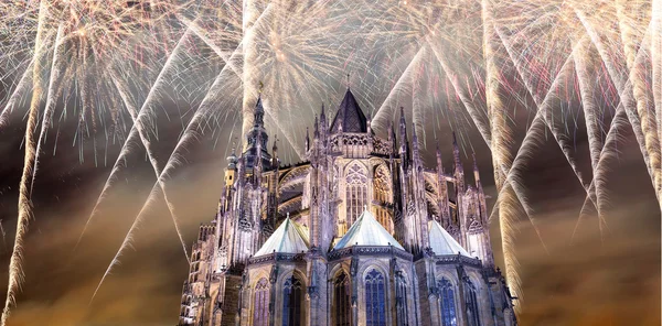 St. Vitus Cathedral (romersk-katolska katedralen) och holiday fyrverkerier, Prag, Tjeckien — Stockfoto