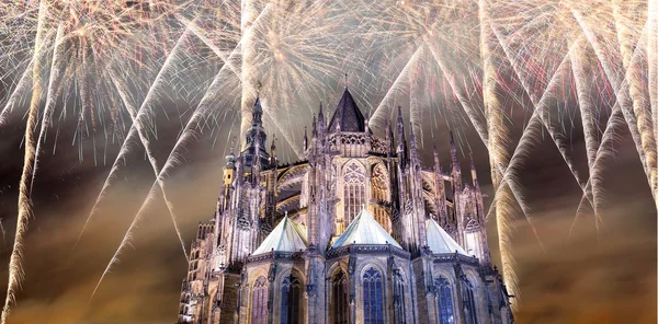 St. Vitus-Kathedrale (römisch-katholische Kathedrale) und Feiertagsfeuerwerk, Prag, Tschechische Republik — Stockfoto