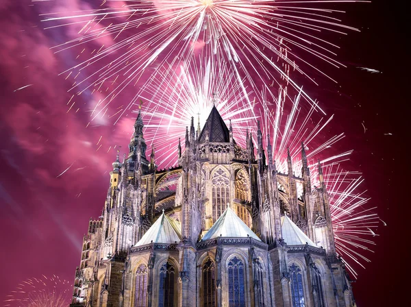 St. Vitus Cathedral (romersk-katolska katedralen) och holiday fyrverkerier, Prag, Tjeckien — Stockfoto