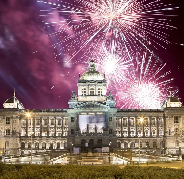 瓦茨拉夫广场和节日烟花在新市镇的布拉格，捷克共和国的夜景 — 图库照片