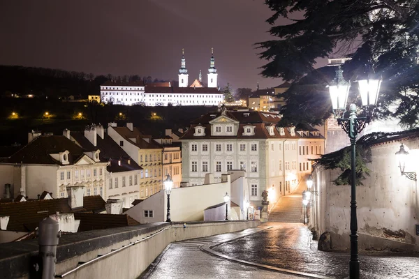 Lugares de interés, en el complejo del Castillo de Praga, República Checa (Vista nocturna). Castillo de Praga es la atracción más visitada de la ciudad . — Foto de Stock