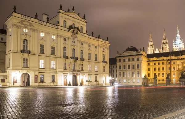 Marcos, no complexo do Castelo de Praga, República Checa (Vista noturna). Castelo de Praga é a atração mais visitada da cidade . — Fotografia de Stock