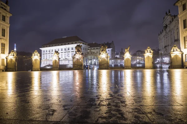 Vista do edifício do Presidente da República em Praga (Vista noturna), República Checa — Fotografia de Stock