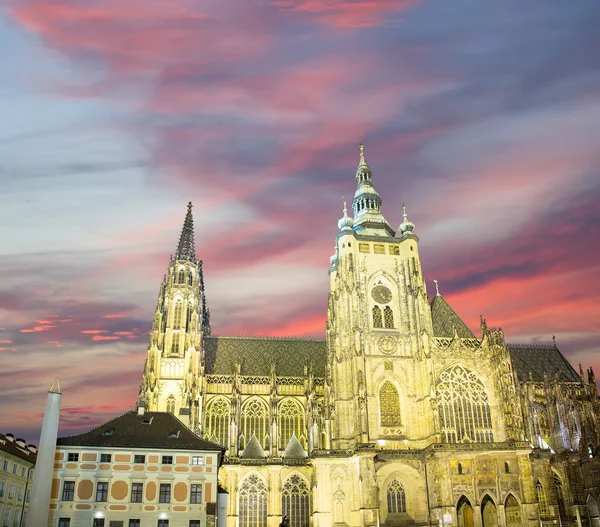 St. Vituskathedraal (rooms-katholieke kathedraal) in het kasteel van Praag, Tsjechië — Stockfoto