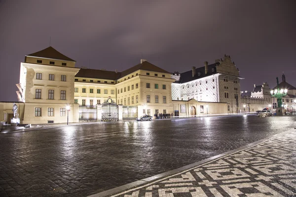 Lugares de interés, en el complejo del Castillo de Praga, República Checa (Vista nocturna). Castillo de Praga es la atracción más visitada de la ciudad . — Foto de Stock