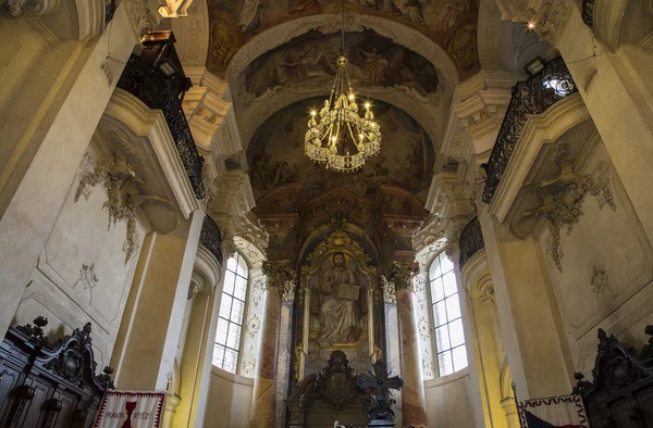 PRAGA, REPÚBLICA CHECA 13 DE NOVIEMBRE DE 2014: El interior de la iglesia de San Nicolás en la Plaza de la Ciudad Vieja, Praga, República Checa — Foto de Stock