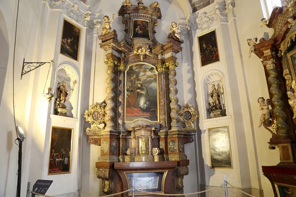 Saint George Basilica interiör inom slottet Prag, Tjeckien — Stockfoto