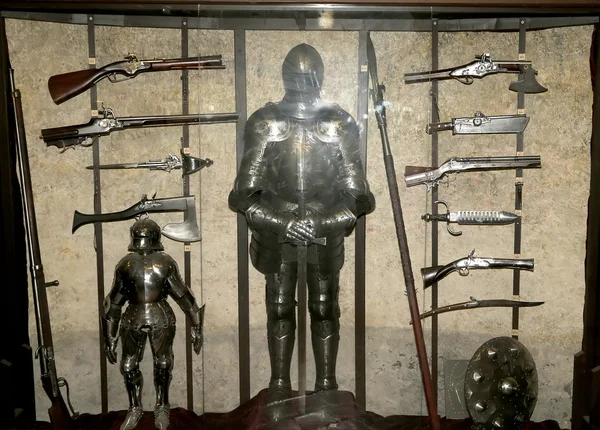 捷克共和国布拉格城堡金胡同房屋内部的中世纪盔甲 — 图库照片