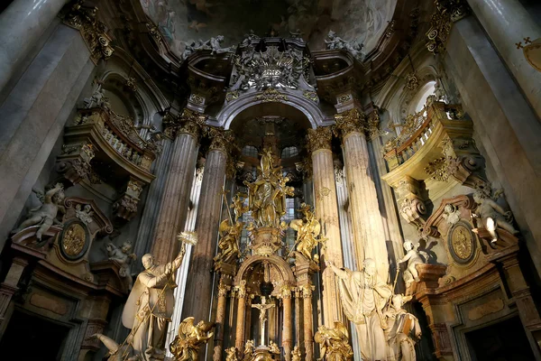 PRAGUE, CZECH REPUBLIC- NOVEMBRO 13, 2014: O interior da igreja de São Nicolau na Praça da Cidade Velha, Praga, República Checa — Fotografia de Stock