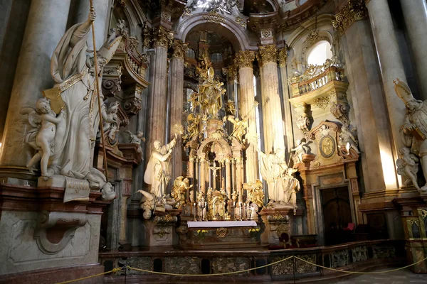 PRAGA, REPÚBLICA CHECA 13 DE NOVIEMBRE DE 2014: El interior de la iglesia de San Nicolás en la Plaza de la Ciudad Vieja, Praga, República Checa — Foto de Stock