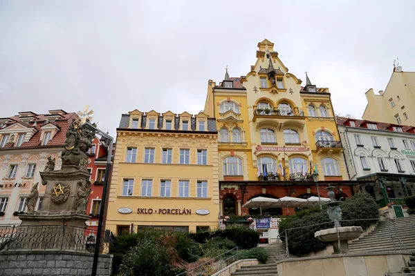 Karlovy Vary (Carlsbad)--beroemde spa stad in West-Bohemen, zeer populaire toeristische bestemming in Tsjechische Republiek — Stockfoto