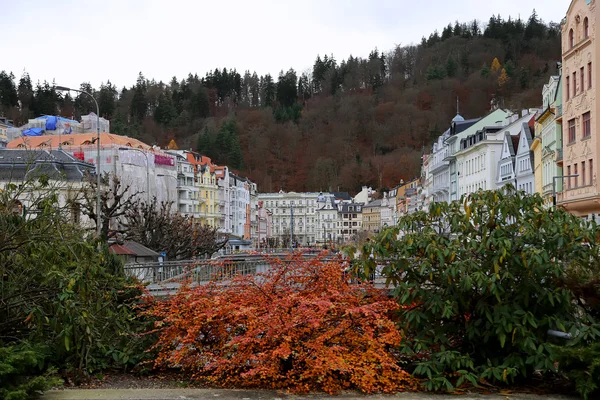 Karlovy Vary (Carlsbad) - famosa cidade termal no oeste da Boêmia, destino turístico muito popular na República Checa — Fotografia de Stock