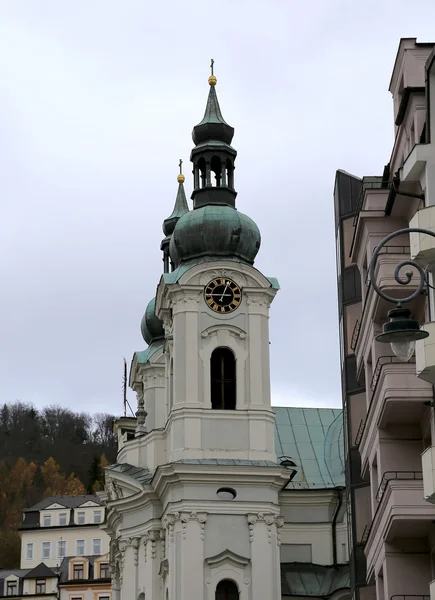 Karlovy Vary (Carlsbad) - célèbre ville thermale de Bohême occidentale, destination touristique très populaire en République tchèque — Photo