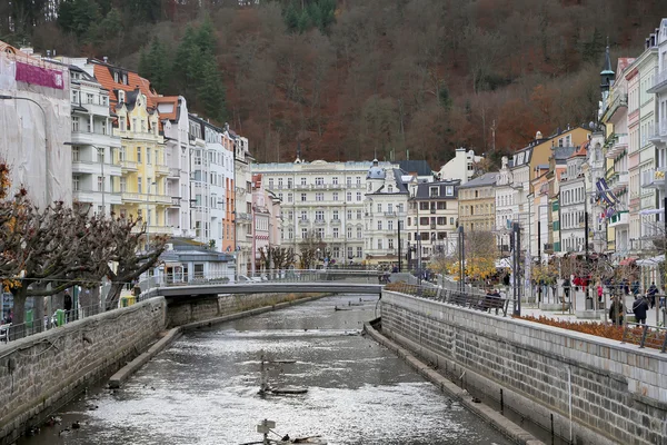 Karlovy Vary (Carlsbad) - famosa ciudad balneario en el oeste de Bohemia, destino turístico muy popular en la República Checa — Foto de Stock