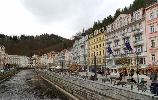 Karlovy Vary (Karlovy Vary) – proslulé lázeňské město v západních Čechách, velmi populární turistickou destinací v České republice — Stock fotografie